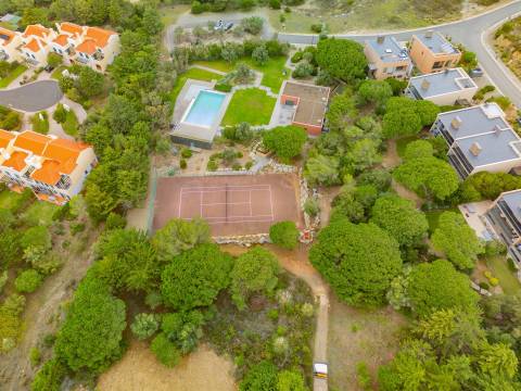 Terreno com uma área total de 4.240 m² para construção de moradia.