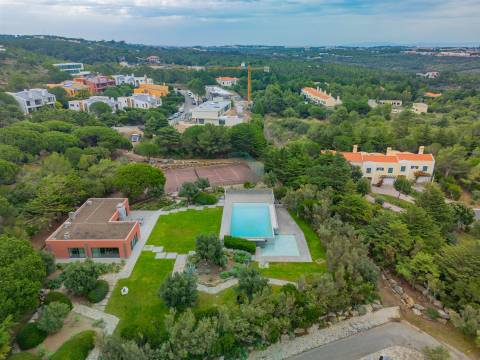 Terreno com uma área total de 4.240 m² para construção de moradia.