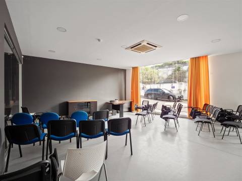 Armazém / escritório para arrendamento – 648,01 m²