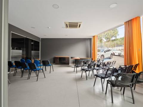 Armazém / escritório para arrendamento – 648,01 m²