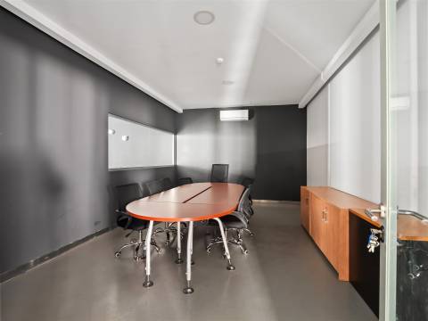 Armazém / escritório para arrendamento – 648,01 m²