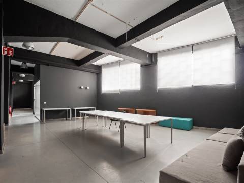 Armazém / escritório para arrendamento – 648,01 m²