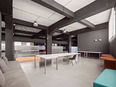 Armazém / escritório para arrendamento – 648,01 m²