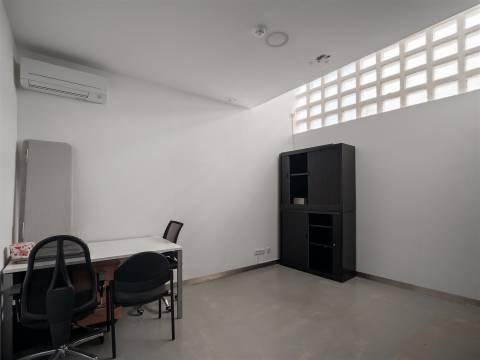 Armazém / escritório para arrendamento – 648,01 m²