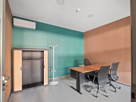 Armazém / escritório para arrendamento – 648,01 m²