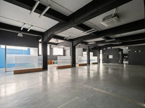 Armazém / escritório para arrendamento – 648,01 m²