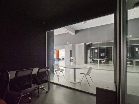 Armazém / escritório para arrendamento – 648,01 m²