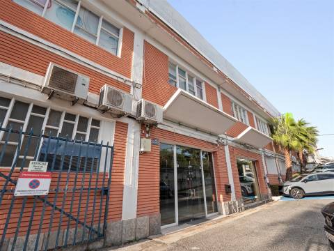 Armazém / escritório para arrendamento – 648,01 m²