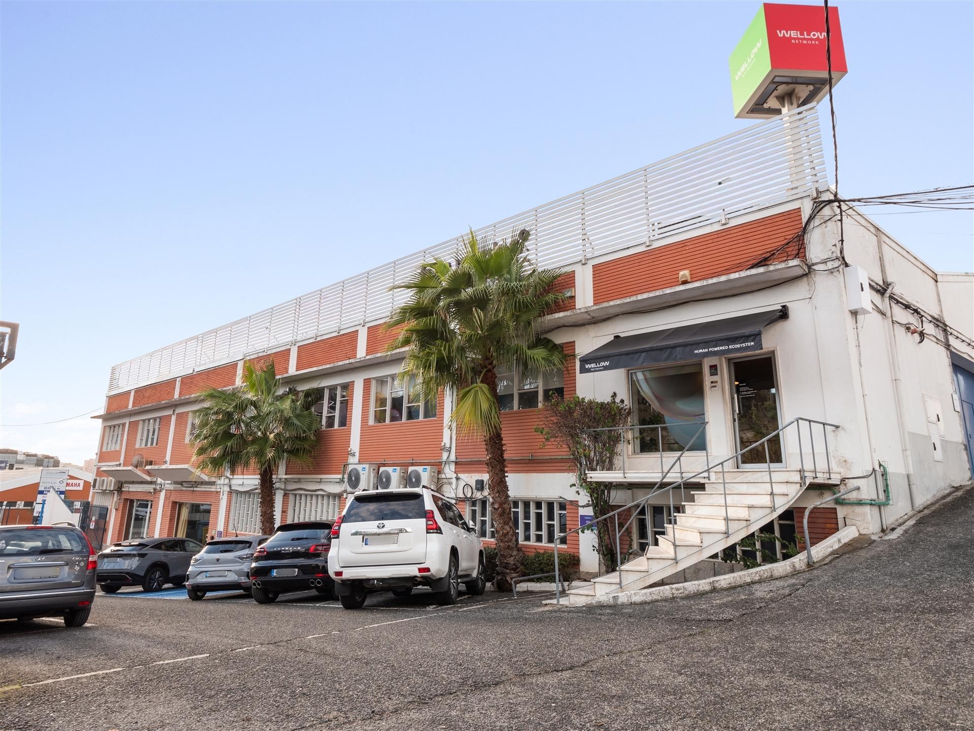 Armazém / escritório para arrendamento – 648,01 m²