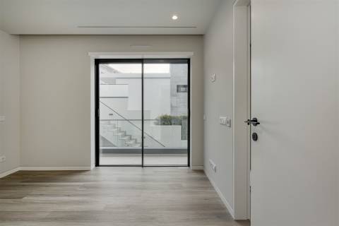 Moradia T4 de luxo com elevador, a estrear no Estoril.