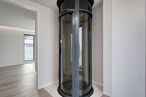Moradia T4 de luxo com elevador, a estrear no Estoril.