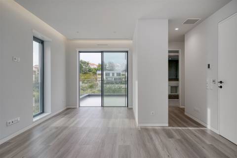 Moradia T4 de luxo com elevador, a estrear no Estoril.