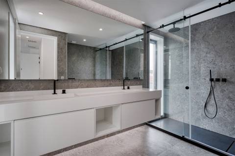 Moradia T4 de luxo com elevador, a estrear no Estoril.