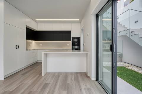 Moradia T4 de luxo com elevador, a estrear no Estoril.