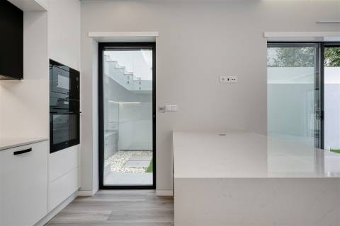 Moradia T4 de luxo com elevador, a estrear no Estoril.