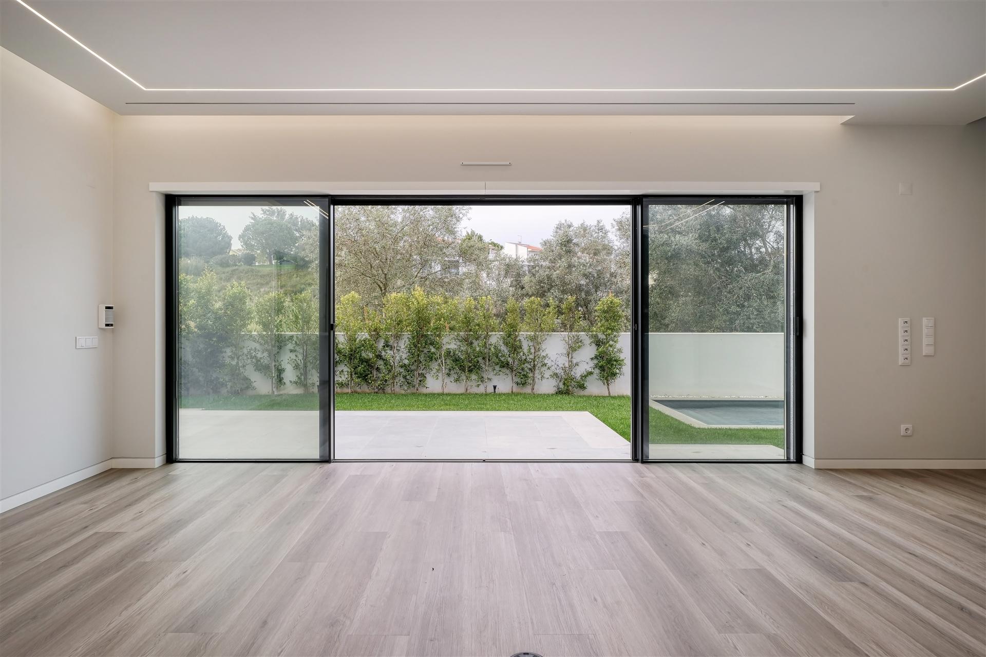 Moradia T4 de luxo com elevador, a estrear no Estoril.