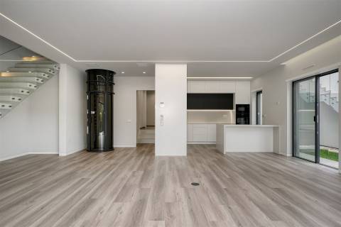 Moradia T4 de luxo com elevador, a estrear no Estoril.