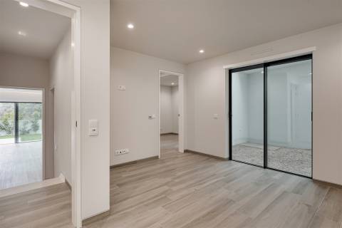 Moradia T4 de luxo com elevador, a estrear no Estoril.