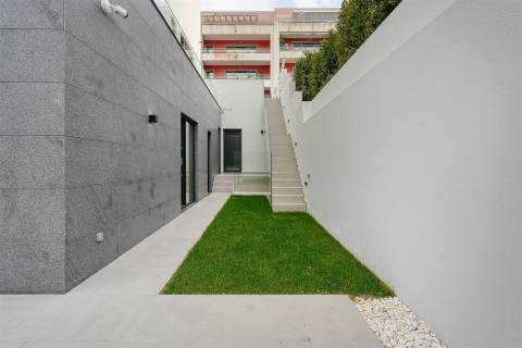 Moradia T4 de luxo com elevador, a estrear no Estoril.