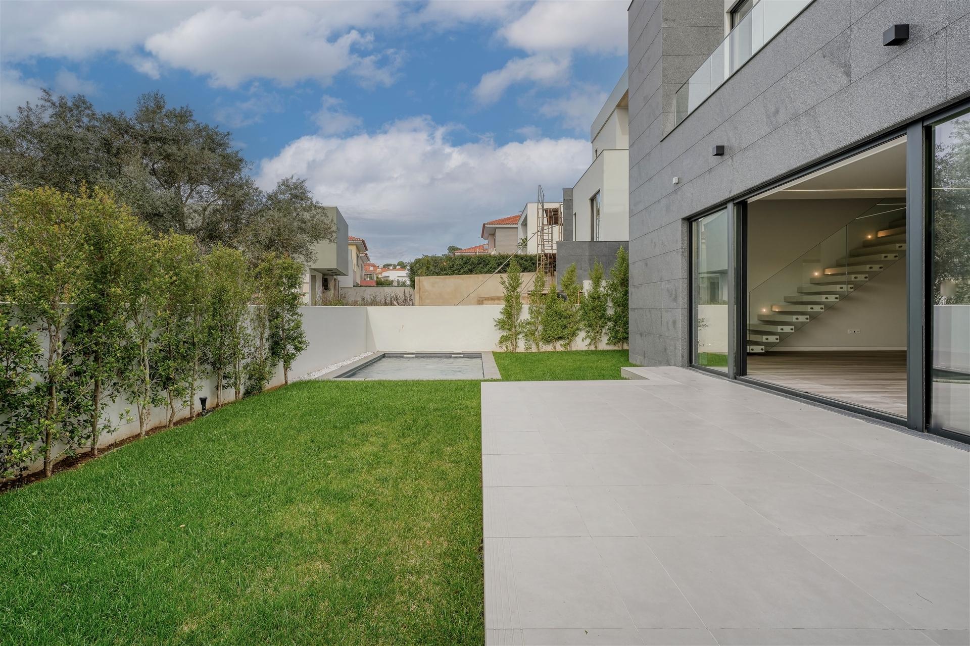 Moradia T4 de luxo com elevador, a estrear no Estoril.