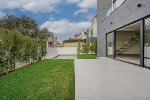 Moradia T4 de luxo com elevador, a estrear no Estoril.