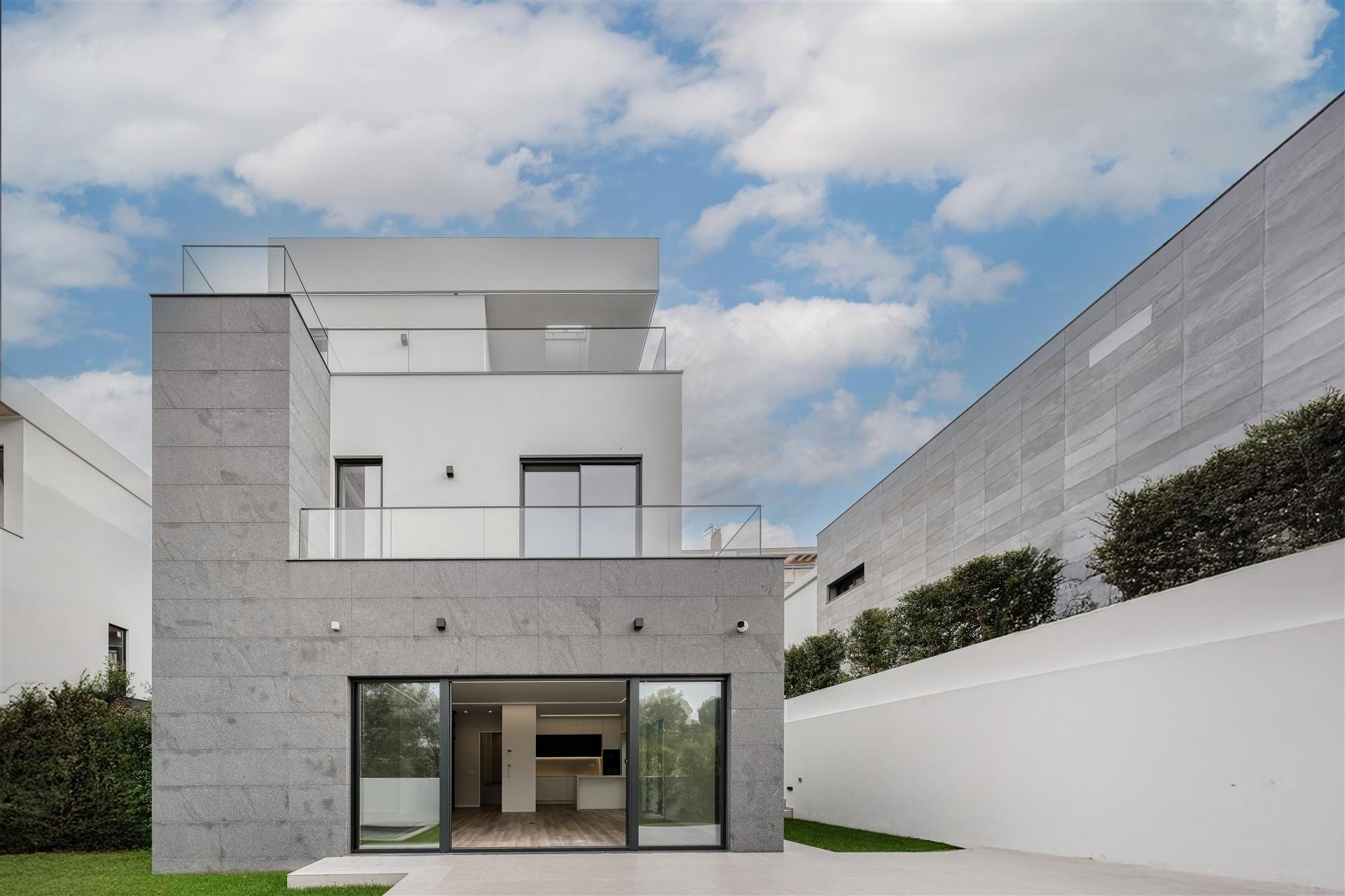 Moradia T4 de luxo com elevador, a estrear no Estoril.