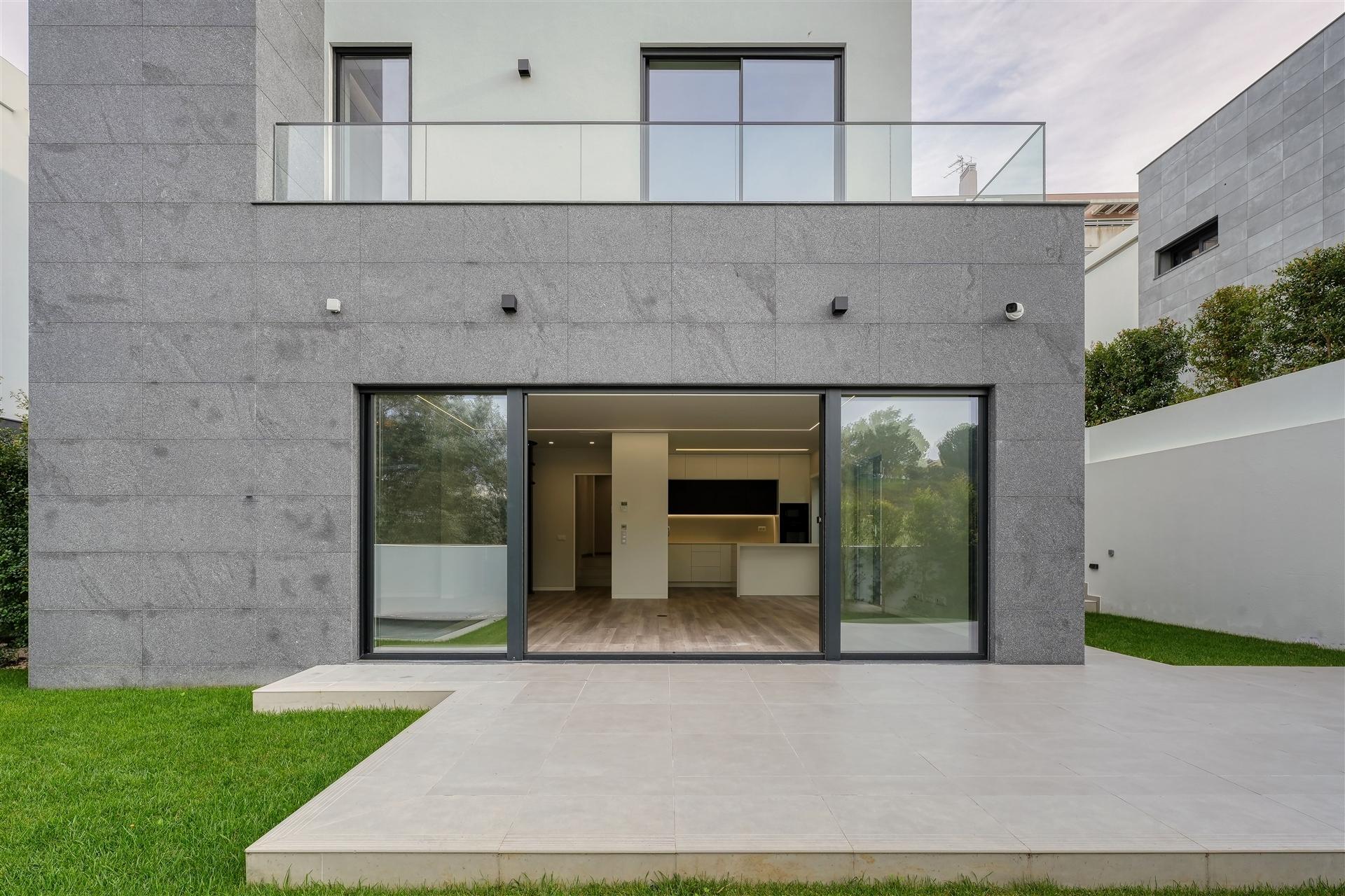 Moradia T4 de luxo com elevador, a estrear no Estoril.