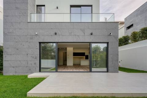 Moradia T4 de luxo com elevador, a estrear no Estoril.