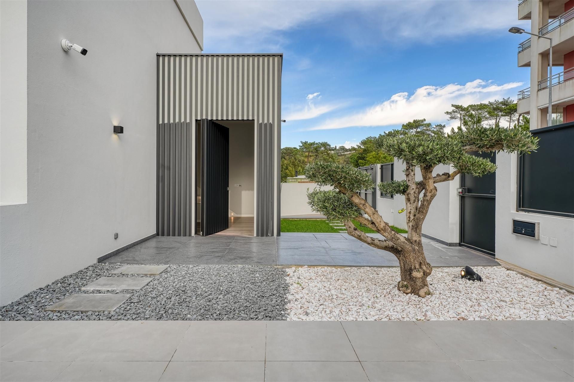 Moradia T4 de luxo com elevador, em construção no Estoril.