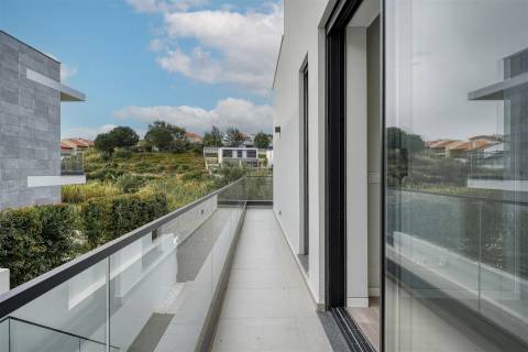 Moradia T4 de luxo com elevador, em construção no Estoril.