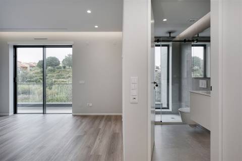 Moradia T4 de luxo com elevador, em construção no Estoril.