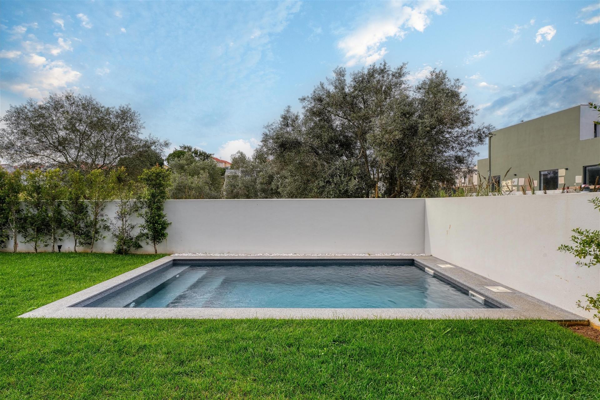 Moradia T4 de luxo com elevador, em construção no Estoril.