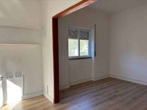 Andar de moradia T2 com amplo espaço exterior no Murtal — Parede