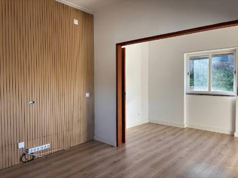 Andar de moradia T2 com amplo espaço exterior no Murtal — Parede