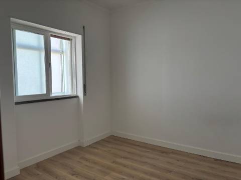 Andar de moradia T2 com amplo espaço exterior no Murtal — Parede