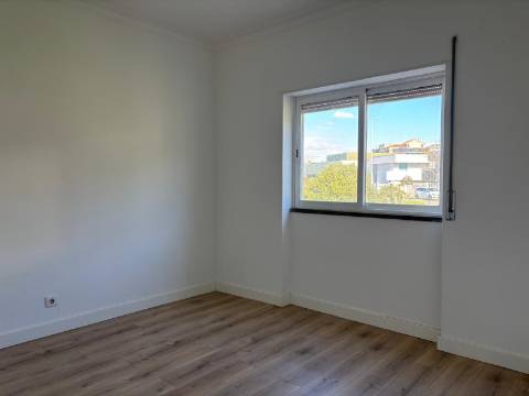 Andar de moradia T2 com amplo espaço exterior no Murtal — Parede