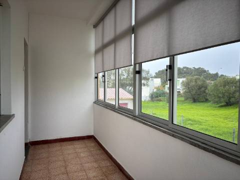 Andar de moradia T2 com amplo espaço exterior no Murtal — Parede