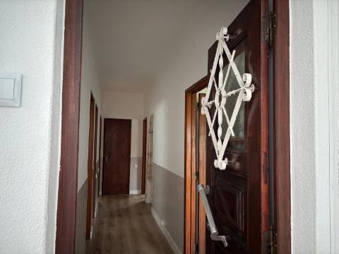 Andar de moradia T2 com amplo espaço exterior no Murtal — Parede