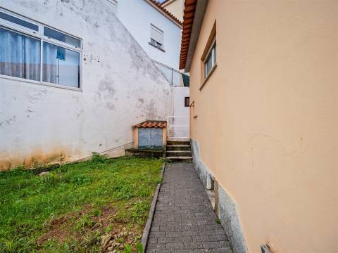 Andar de moradia T2 com amplo espaço exterior no Murtal — Parede