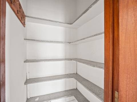 Andar de moradia T2 com amplo espaço exterior no Murtal — Parede