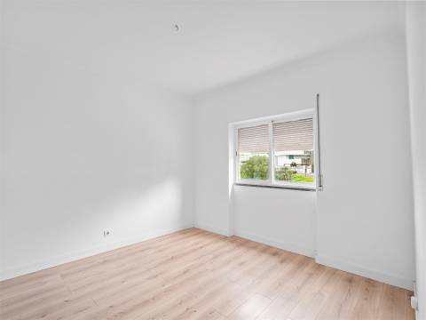 Andar de moradia T2 com amplo espaço exterior no Murtal — Parede