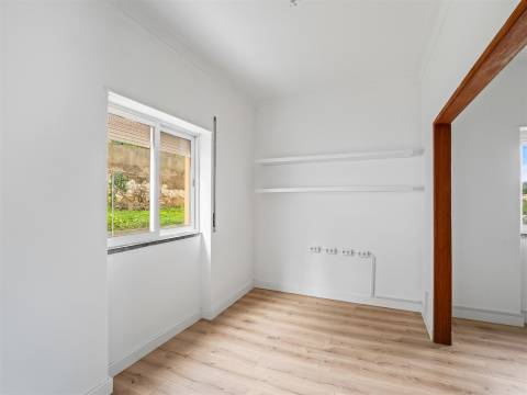 Andar de moradia T2 com amplo espaço exterior no Murtal — Parede