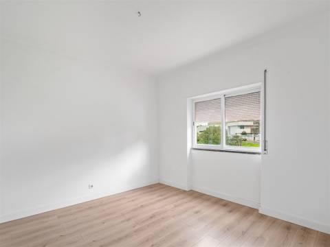 Andar de moradia T2 com amplo espaço exterior no Murtal — Parede