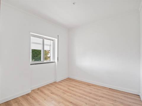 Andar de moradia T2 com amplo espaço exterior no Murtal — Parede