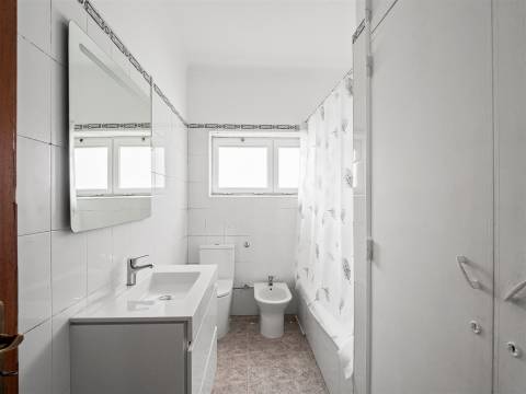 Andar de moradia T2 com amplo espaço exterior no Murtal — Parede