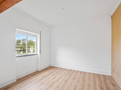 Andar de moradia T2 com amplo espaço exterior no Murtal — Parede