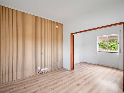 Andar de moradia T2 com amplo espaço exterior no Murtal — Parede