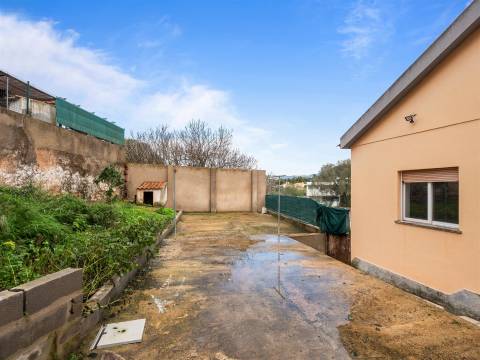 Andar de moradia T2 com amplo espaço exterior no Murtal — Parede