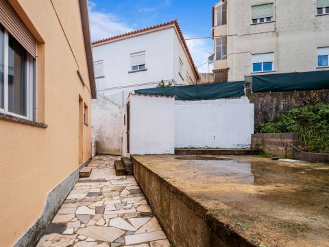 Andar de moradia T2 com amplo espaço exterior no Murtal — Parede