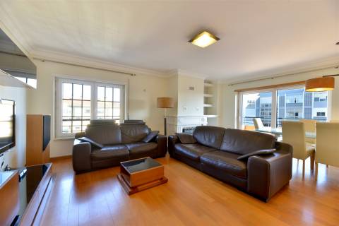 Apartamento T3 para arrendar em Cascais com elevador, vista mar e 2 lugares de estacionamento.